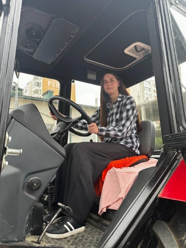 🚜 За кермом трактора — Христина. І це вже нікого не повинно дивувати.